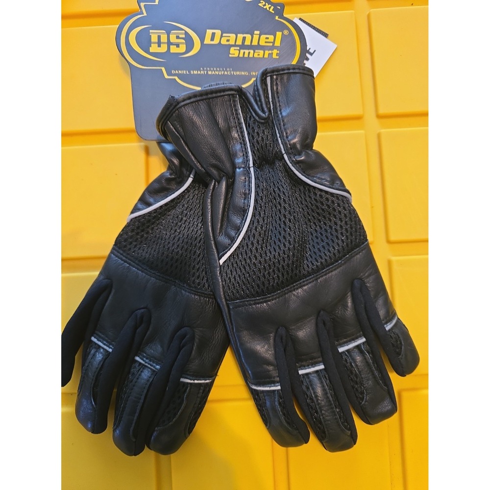 Daniel Smart Mfg DS65 in black is a lightweight leather and 3D mesh 2XL